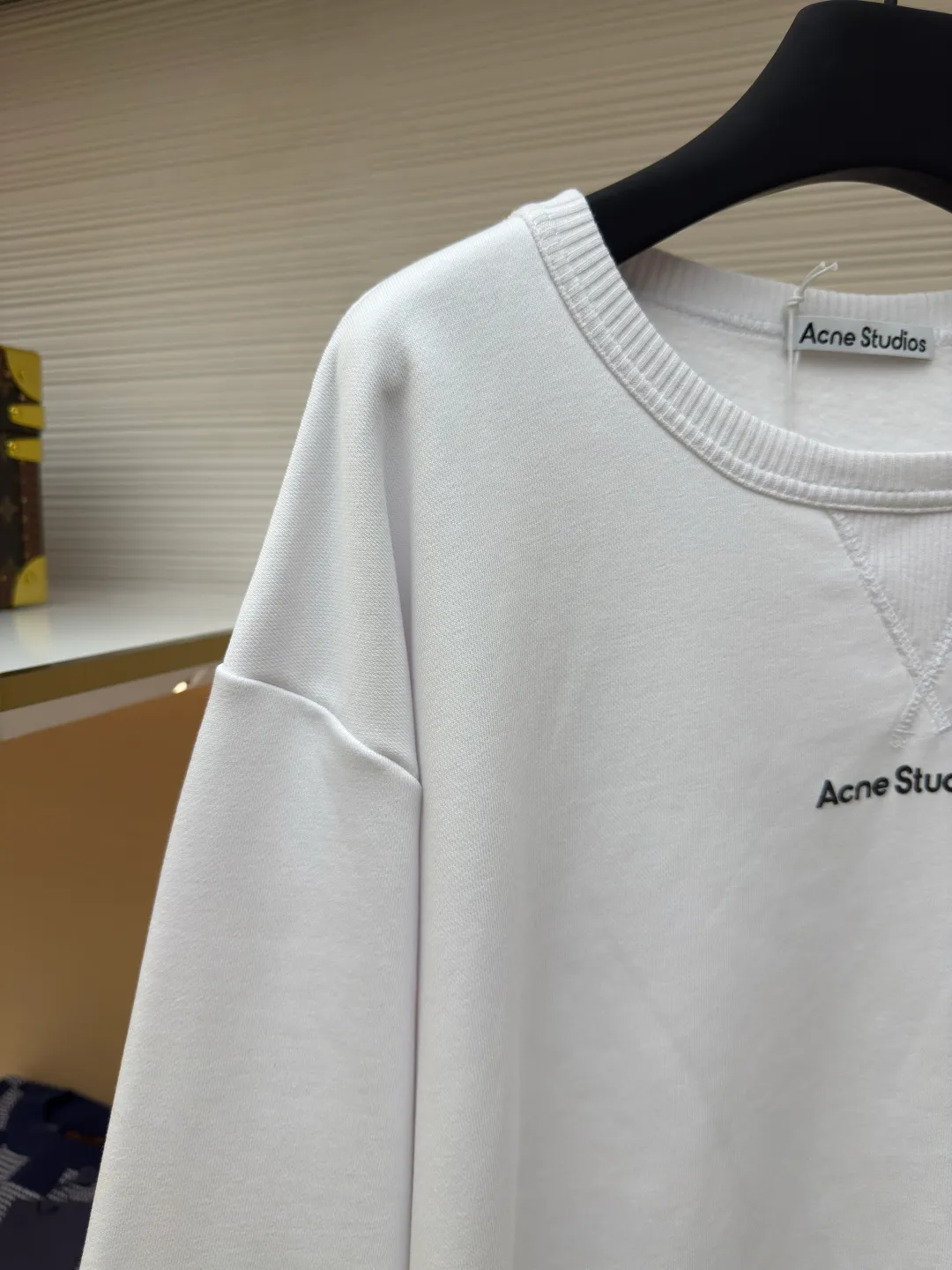 Acne Studios Logo Sweatshirt ●Authentic: Purchased and developed in 1999 ●Item number: 1680045-A35 ●Material: Pure cotton fabric ●Technology: Positioned cutting machine ●Version: Loose version ●Weight: about 690 grams ●Size: S-M-L-XL ●Description: Customized 100% cotton Zhensoft reactive ink sweatshirt material, soft to the touch, comfortable and skin-friendly, dressed in pure white, a symbol of purity and elegance A triangle of heaven and earth is quietly painted on the chest. The iconic Acne Studios seal logo embellishes the front to increase brand recognition. It outlines a high-end silhouette with extreme simplicity and becomes the smart focus of vision. It shows taste in a silent place and uses glue printing. Use glue liquid paint to print patterns on fabrics. Bake the fabric to fix the printed pattern. The overall wiring is straight and delicate, the fabric is comfortable and soft, and the color is consistent without color difference. It can be matched with the same style to create a fashionable look and control various occasions. Customized accessories, complete with three standards, same style for men and women!